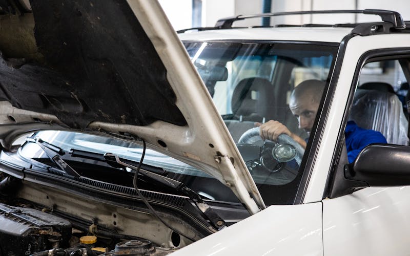Unabhängiger Sachverständiger begutachtet einen Fahrzeugschaden